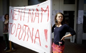 Manifestation étudiante à Brno, mardi 21 mai, lors de la visite du président : "ça nous intéresse !", expression reprenant "Putna", le nom du professeur qui s'est vu refusé sa nomination par Milos Zeman. Crédits : Deník/Martin Divíšek