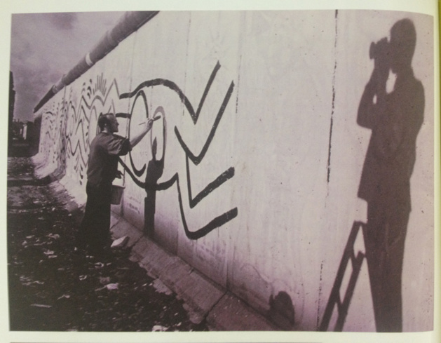 Image d’archive : Thierry Noir, peignant le Mur de Berlin en 1984 -  Photo issue du Livre B-Movie Lust & Sound, de Mark Reeder, Berlin 2015 Image d’archive : Thierry Noir, peignant le Mur de Berlin en 1984 -  Photo issue du Livre B-Movie Lust & Sound, de Mark Reeder, Berlin 2015