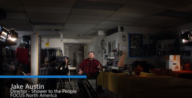 Jake Austin dans la vidéo de présentation de « Shower to the people ». Capture YouTube.