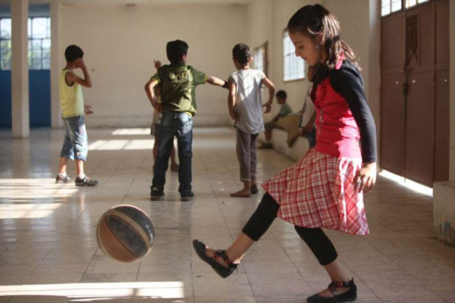 Des enfants Syriens jouant dans un centre d’accueil