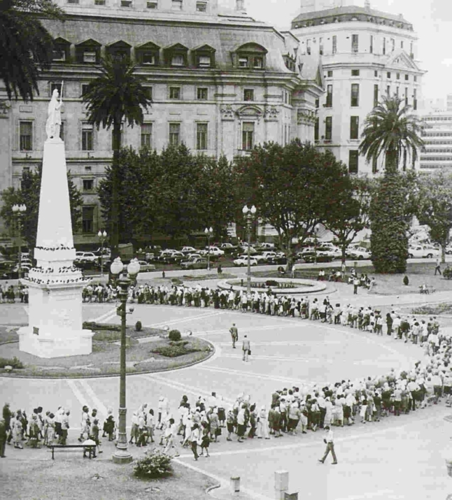 Manifestation des mères sur la Place de mai en 1979 Manifestation des mères sur la Place de mai en 1979