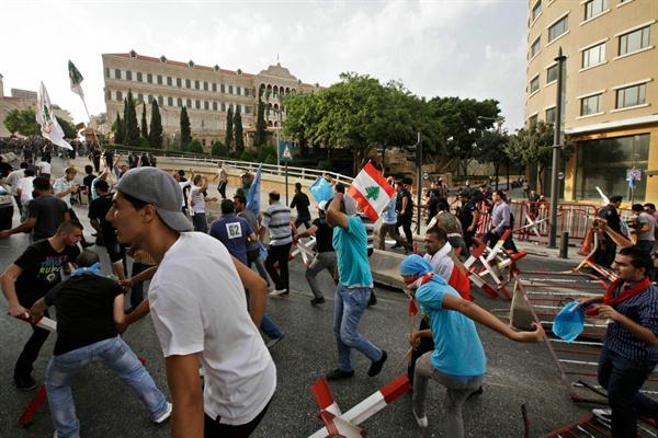 Des discours virulents des alliés de Hariri poussent pas moins de 200 jeunes manifestants à se ruer sur le sérail, siège du gouvernement. (The Daily Star, Mahmoud Kheir)