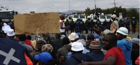 Des mineurs de Rustenberg font face à la police anti-émeute le 16 septembre 2012 © AFP-Alexander Joe