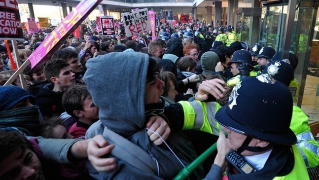 Les étudiants britanniques descendent dans la rue contre la hausse des frais de scolarité Les étudiants britanniques descendent dans la rue contre la hausse des frais de scolarité