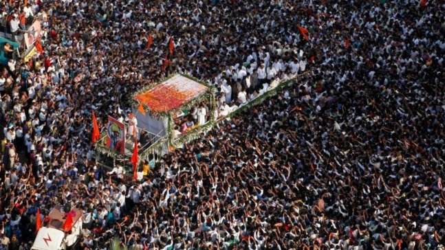 À Mumbai, la foule a porté son leader à la crémation (source: BBC) À Mumbai, la foule a porté son leader à la crémation (source: BBC)