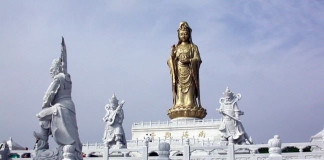 Un Bouddha de neuf mètre, symbole d'un enrichissement rapide Un Bouddha de neuf mètre, symbole d'un enrichissement rapide