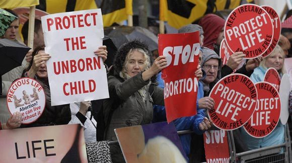 Avortement en Irlande : le débat relancé par la mort d'une jeune femme Avortement en Irlande : le débat relancé par la mort d'une jeune femme