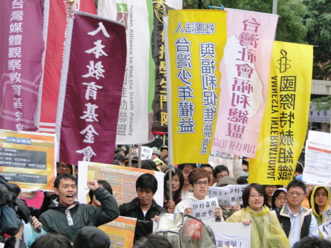 31 décembre 2012, environ 200 personnes rassemblées pour défendre l’indépendance de la presse / Klaus Bardenhagen, taiwanreporter.com