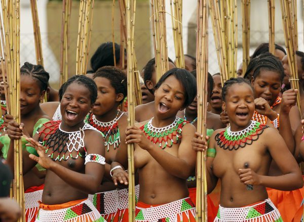 Célébré chaque année, la Fête des Roseaux rassemble entre 30.000 et 80.000 filles vierges Célébré chaque année, la Fête des Roseaux rassemble entre 30.000 et 80.000 filles vierges