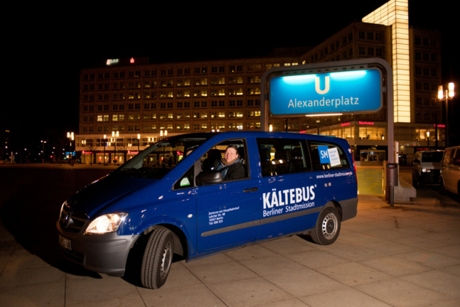 Kältebus devant l'arrêt de U Bahn de l'Alexanderplatz, en plein centre de la ville / betterplace.org