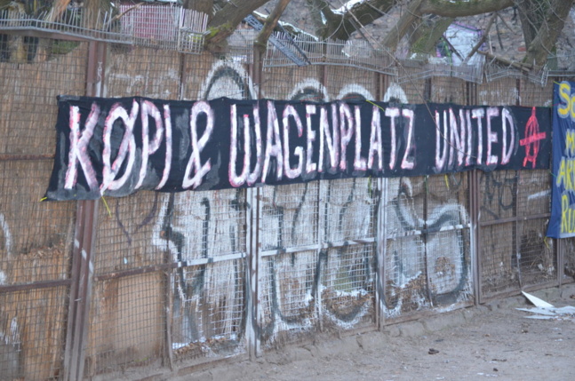 Wagenplatz est le nom de la place sur laquelle certains occupants de Köpi habitent dans des camions et caravanes. La Commerzbank a proposé de ne racheter que cette place et de laisser le squat tranquille. Les activistes ont refusé, pour s'opposer à une stratégie de "grignotage" Wagenplatz est le nom de la place sur laquelle certains occupants de Köpi habitent dans des camions et caravanes. La Commerzbank a proposé de ne racheter que cette place et de laisser le squat tranquille. Les activistes ont refusé, pour s'opposer à une stratégie de "grignotage"