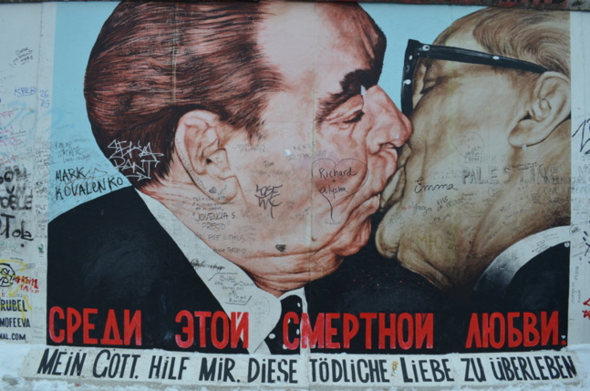 Le « baiser fraternel » entre Brejnev et Honecker - @Laurène Perrussel-Morin Le « baiser fraternel » entre Brejnev et Honecker - @Laurène Perrussel-Morin