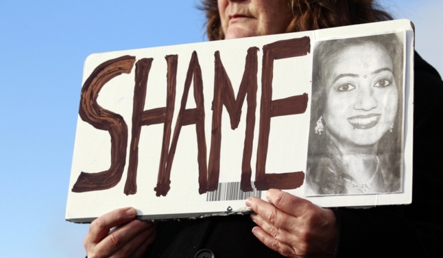 Savita, décédée en Irlande après s'être vu refuser, selon son mari, l'interruption de sa grossesse alors qu'elle faisait une fausse couche. Savita, décédée en Irlande après s'être vu refuser, selon son mari, l'interruption de sa grossesse alors qu'elle faisait une fausse couche.