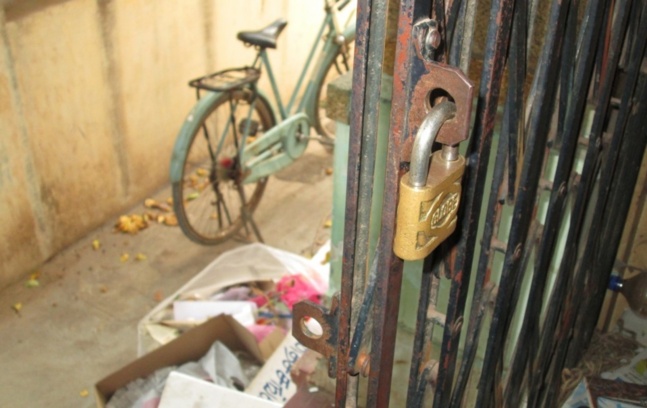 La porte d'entrée du Centre de réhabilitation des victimes de la torture en Inde, quelques jours avant sa fermeture / © Florence Carrot