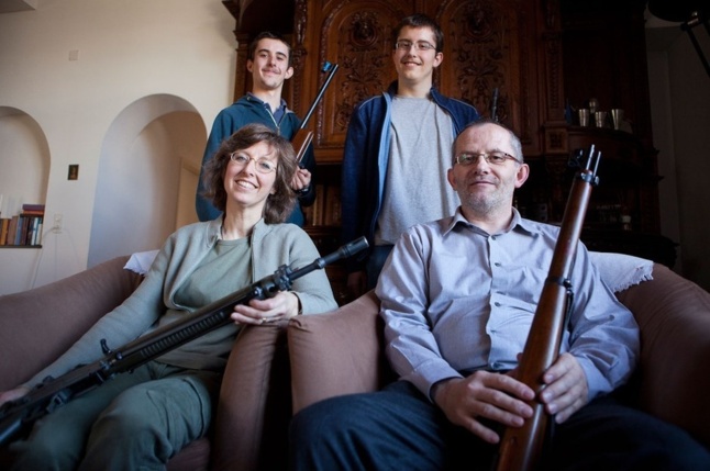 Les Walser sont d’excellents tireurs et s’entraînent deux fois par semaine. La mère est enseignante, le père, juge. Albert (16 ans, à gauche) est lycéen. Son frère, Emil (18 ans), vient d’intégrer l’école de recrues, première étape des obligations militaires. (Photos Serge Michel)