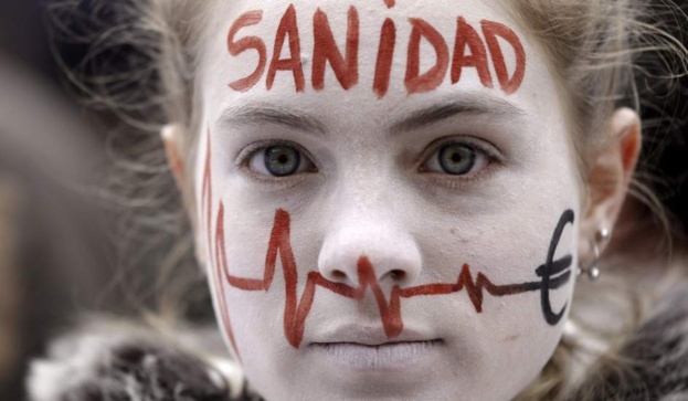 La primera «Marea Blanca» de 2013 recorre el centro de Madrid, 10 janvier 2013. Crédits photo — EFE La primera «Marea Blanca» de 2013 recorre el centro de Madrid, 10 janvier 2013. Crédits photo — EFE