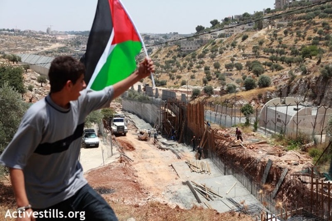 A group of Palestinians, Israelis and internationals demonstrate against the building of the Wall in Beit Jala. Crédit Photo -- Anne Paq/Activestills.org, Beit Jala, 13.06.2010.