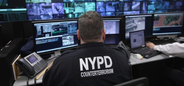 An NYPD counterterrorism officer watches cameras after the Boston attack. Crédit Photo -- Getty