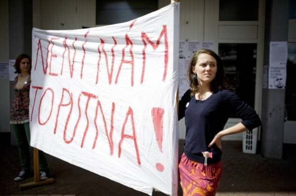 Manifestation étudiante à Brno, mardi 21 mai, lors de la visite du président : "ça nous intéresse !", expression reprenant "Putna", le nom du professeur qui s'est vu refusé sa nomination par Milos Zeman. Crédits : Deník/Martin Divíšek Manifestation étudiante à Brno, mardi 21 mai, lors de la visite du président : "ça nous intéresse !", expression reprenant "Putna", le nom du professeur qui s'est vu refusé sa nomination par Milos Zeman. Crédits : Deník/Martin Divíšek