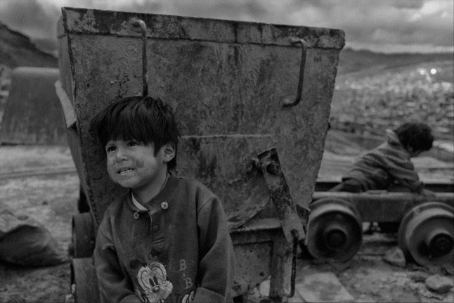 Frimousse d’enfant -  A Potosí, en Bolivie, deux enfants jouent à la sortie d’une mine artisanale où travaille leur famille.  Crédit Photo -- Ludovic Vauthier