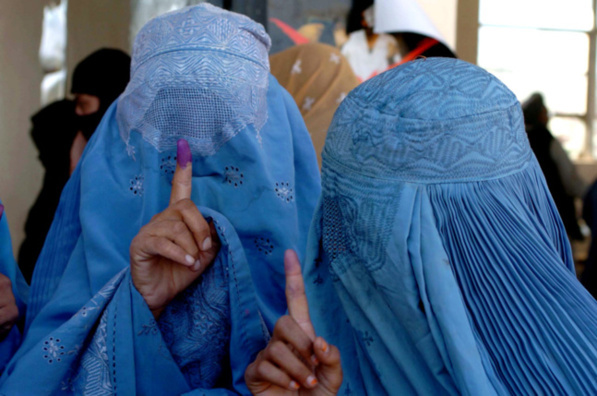 En Afganistán, un velo se posa sobre los derechos de las mujeres