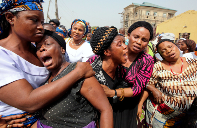 Le désespoir des civils après la déclaration de l'état d'urgence par Goodluck Jonathan, le président du Nigeria Le désespoir des civils après la déclaration de l'état d'urgence par Goodluck Jonathan, le président du Nigeria