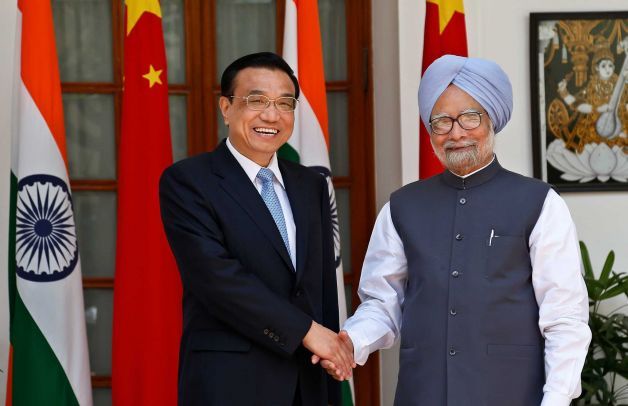 Le Premier ministre chinois, Li Keqiang (à gauche), et le Premier ministre indien, Manmohan Singh (à droite) à New Delhi en mai 2013. Crédit Photo -- Saurabh Das/Associated Press Le Premier ministre chinois, Li Keqiang (à gauche), et le Premier ministre indien, Manmohan Singh (à droite) à New Delhi en mai 2013. Crédit Photo -- Saurabh Das/Associated Press