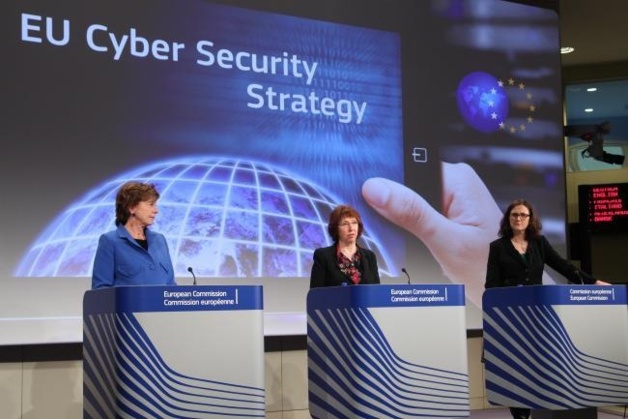 De gauche à droite : Neelie Kroes, commissaire européenne chargée du numérique, Catherine Ashton, haute représentante de l'Union pour les Affaires étrangères et la politique de sécurité, et Cecilia Malmström, commissaire européenne chargée des Affaires intérieures