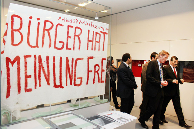 Sur l'affiche, on peut lire : « Article 27 de la constitution: Le citoyen à l'opinion libre » | Crédit Photo -- Yann Schreiber Sur l'affiche, on peut lire : « Article 27 de la constitution: Le citoyen à l'opinion libre » | Crédit Photo -- Yann Schreiber