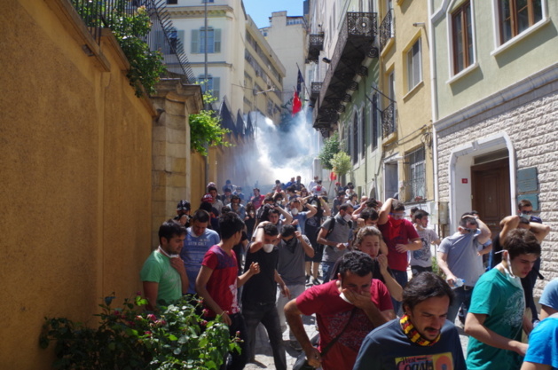 Demonstrators attempting to hide from tear gas ( via the street Istiklal) © Lou Bachelier-Degras