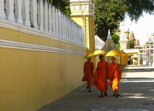 Moines dans les rues de Phnom Penh - Crédit Photo Audrey Sérandour Moines dans les rues de Phnom Penh - Crédit Photo Audrey Sérandour