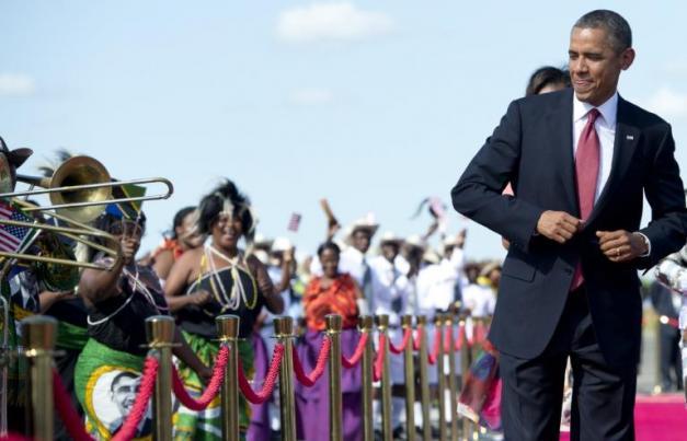 Barack Obama à son arrivée à l'aéroport de Dar Es Salaam en Tanzanie, le 1er juillet 2013 | Crédit photo -- AFP/Saul Loeb