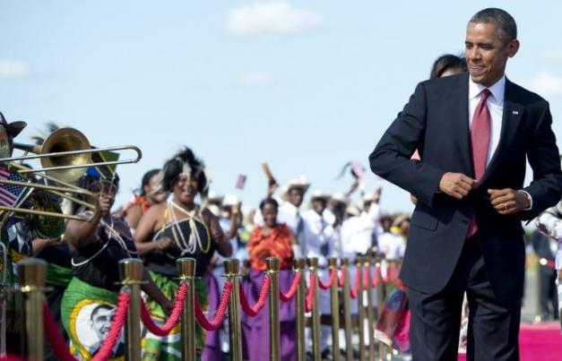 Barack Obama à son arrivée à l'aéroport de Dar Es Salaam en Tanzanie, le 1er juillet 2013 | Crédit photo -- AFP/Saul Loeb Barack Obama à son arrivée à l'aéroport de Dar Es Salaam en Tanzanie, le 1er juillet 2013 | Crédit photo -- AFP/Saul Loeb