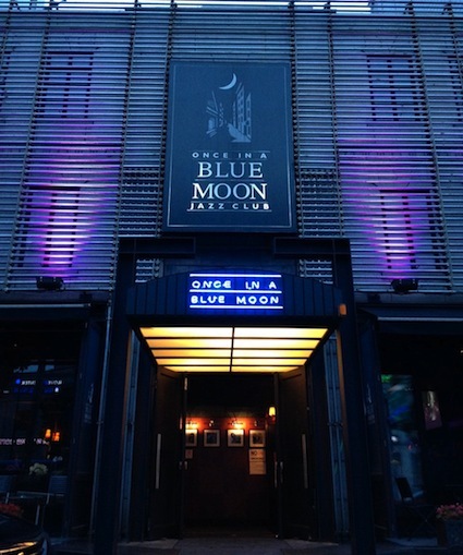 Once in a Blue Moon | Crédit photo -- Axel Fix Once in a Blue Moon | Crédit photo -- Axel Fix