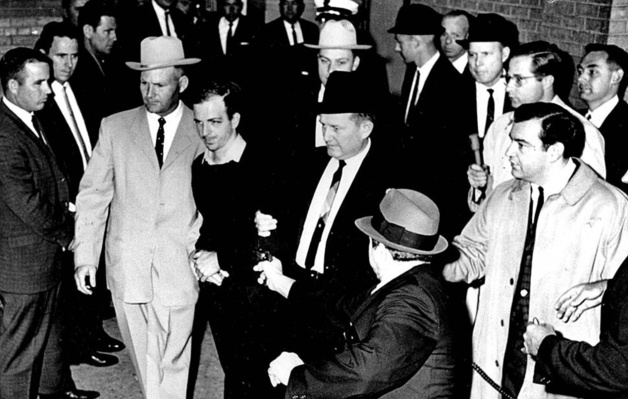 On Sunday Nov. 24, 1963, Lee Harvey Oswald | Crédit Photo -- Jack Beers / Dallas Morning/AP