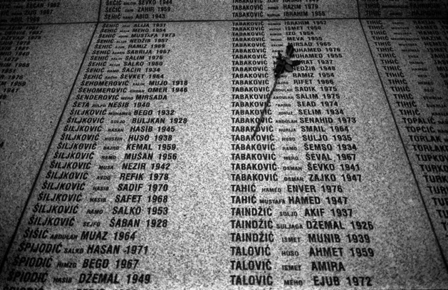 Victimes du massacre de Srebrenica – Mémorial de Potocari | Crédit Photo -- Damir Sagolj / Photographers Blog / Reuters Victimes du massacre de Srebrenica – Mémorial de Potocari | Crédit Photo -- Damir Sagolj / Photographers Blog / Reuters