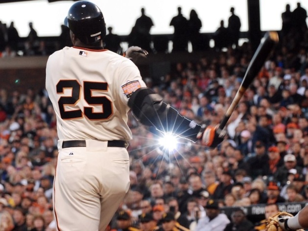 Barry Bonds frappant le 7 aout 2007 son 756e Home-run, dépassant le record emblématique du baseball. Son nom apparaissait dans la liste des clients du laboratoire | Crédit Photo -- D.R.