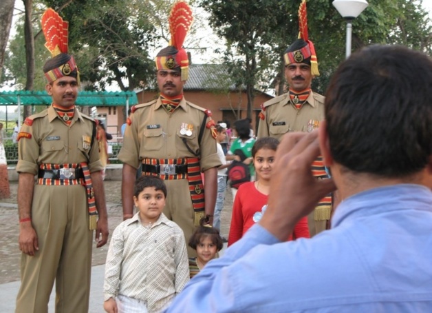 Touristes indiens se photographiant avec les soldats | Crédits photo -- Audrey Sérandour/Le Journal International