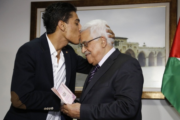 Mohamed Assaf embrasse le président Mahmoud Abbas | Crédit Photo – Mohamad Torokman / Sipa