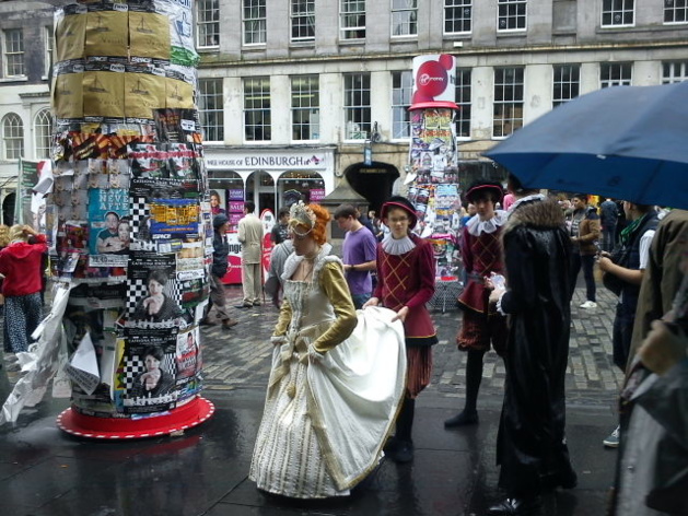 Des artistes faisant la promotion de leur spectacle le long du Royal Mile | Crédits photo : Le Journal International Des artistes faisant la promotion de leur spectacle le long du Royal Mile | Crédits photo : Le Journal International