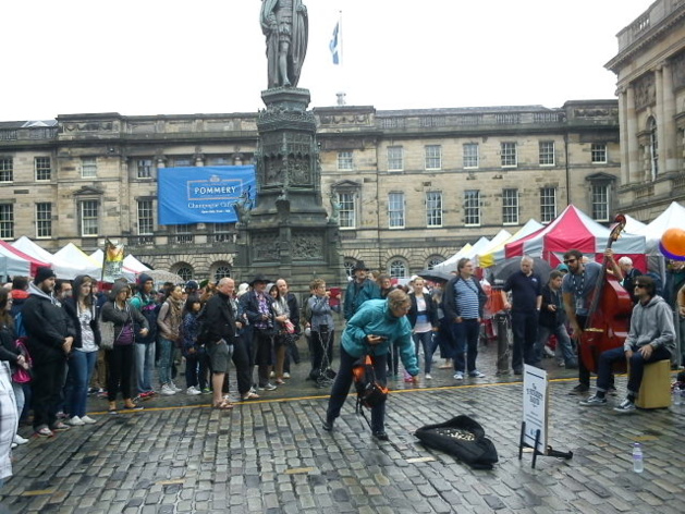 Spectacles de rue sur le Royal Mile | Crédits photo : Le Journal International Spectacles de rue sur le Royal Mile | Crédits photo : Le Journal International