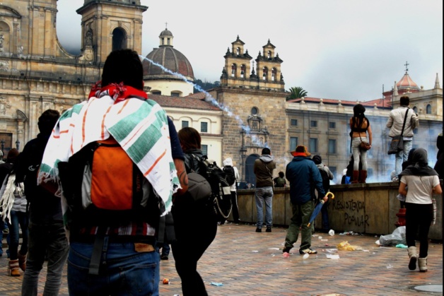 Así se veía la plaza de Bolívar durante enfrentamientos. Crédito Foto -- Tatiana Ramírez/Le Journal International