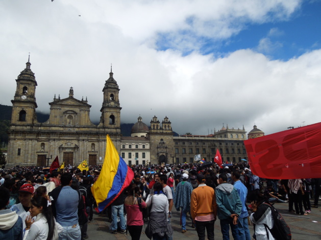 La manifestación empezó de forma pacífica y reunió a varios sectores. Crédito Foto -- Eliana Rentería / Le Journal International La manifestación empezó de forma pacífica y reunió a varios sectores. Crédito Foto -- Eliana Rentería / Le Journal International