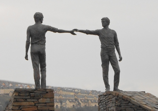 Statue entitled “Hands Across the Divide” in Derry/Londonderry | Credits : Stéphanie Escudier