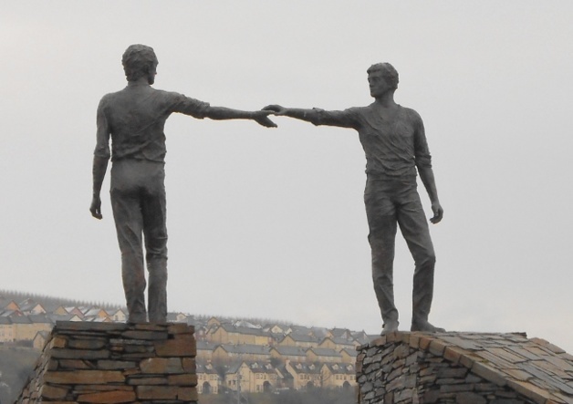 Statue entitled “Hands Across the Divide” in Derry/Londonderry | Credits : Stéphanie Escudier Statue entitled “Hands Across the Divide” in Derry/Londonderry | Credits : Stéphanie Escudier