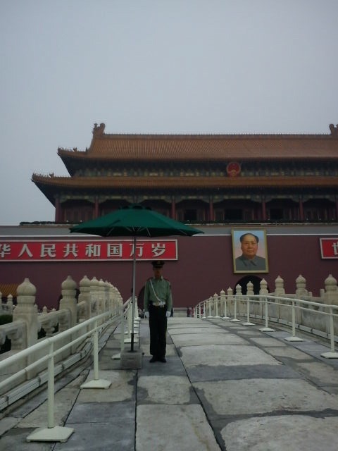 Officer guarding one of the entrances to the Forbidden City | Credits : Le Journal International