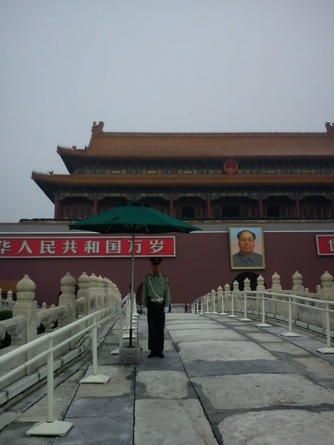 Officer guarding one of the entrances to the Forbidden City | Credits : Le Journal International Officer guarding one of the entrances to the Forbidden City | Credits : Le Journal International