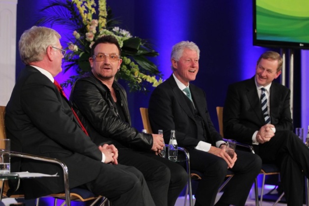 Eamon Gilmore, Bono, Bill Clinton et Enda Kenny en 2011 | Crédits photo -- Maxwell Photography