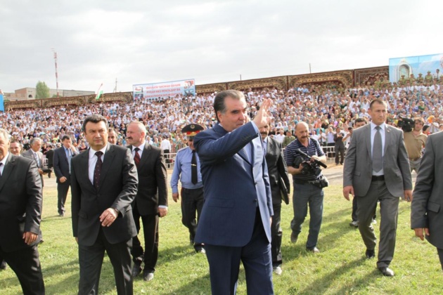 Le président Emomalii Rahmon, lors d’un meeting à Isfara en juin 2012 | Crédit photo -- Jadamoti Matbouyot / Хадамоти матбуот / Flickr Le président Emomalii Rahmon, lors d’un meeting à Isfara en juin 2012 | Crédit photo -- Jadamoti Matbouyot / Хадамоти матбуот / Flickr