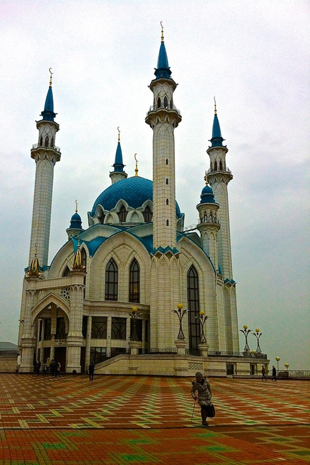 Une mendiante devant la mosquée Kol-Sharif de Kazan | Crédits photo -- Tara Heuzé/Le Journal International Une mendiante devant la mosquée Kol-Sharif de Kazan | Crédits photo -- Tara Heuzé/Le Journal International